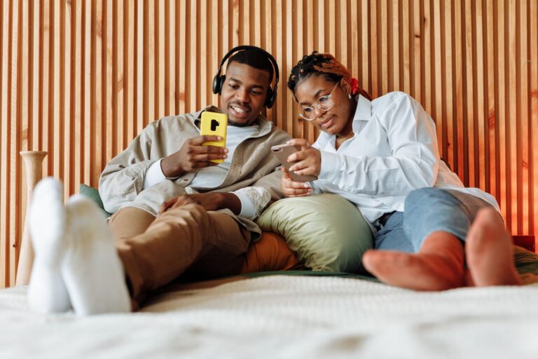 Juguetes para parejas con app: qué revisar si están a distancia