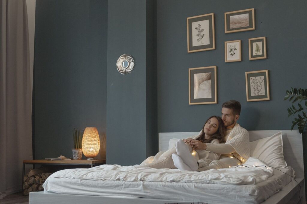 Ambiente íntimo y elegante para comparar tipos de vibradores